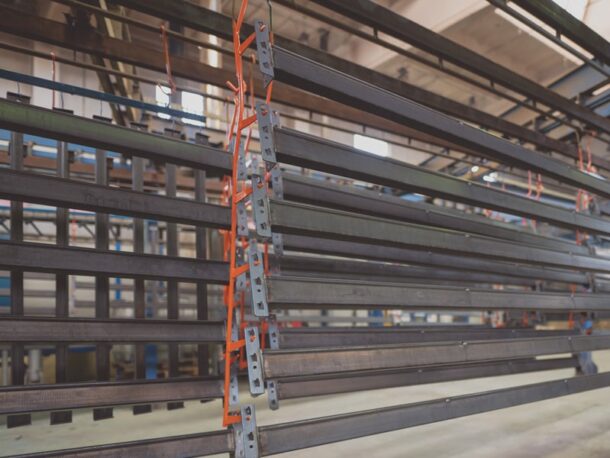 Proces lakierowania regałów wysokiego składowania