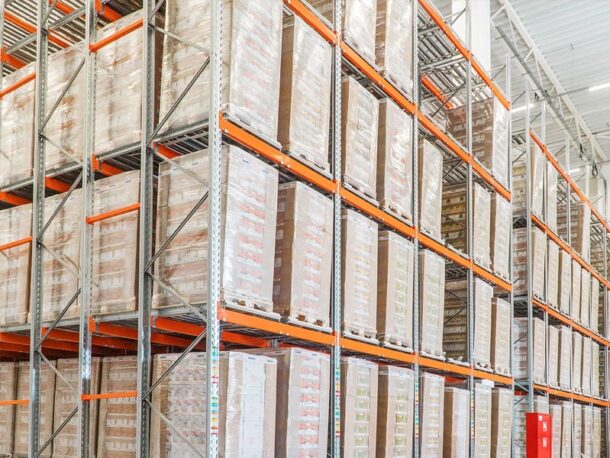 Regały przepływowe wysokiego składowania