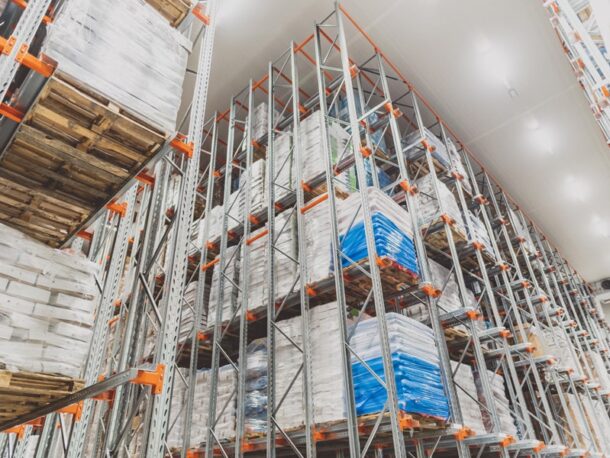 Regały wysokiego składowania typu drive in
