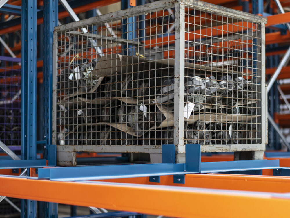 Palety metalowe na regałach magazynowych WDX
