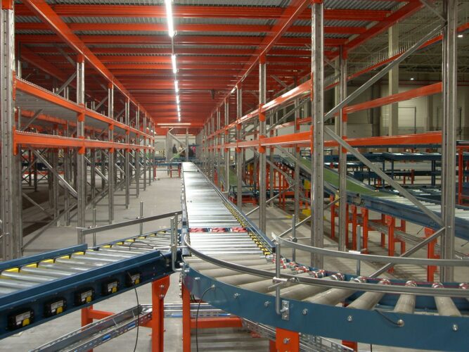Nowoczesny system magazynowania z przenośnikami automatycznymi