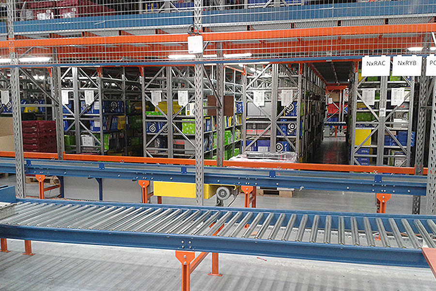 Linia transportowa do kompletacji w magazynie
