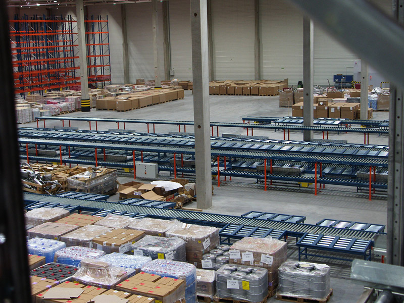 Strefa kompletacji w magazynie e-commerce