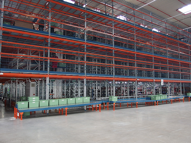 Prawidłowo zamontowane regały magazynowe z podestem roboczym