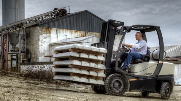 Kupno czy wynajem wózka magazynowego- „Widlakowa ekonomia dostępu” …