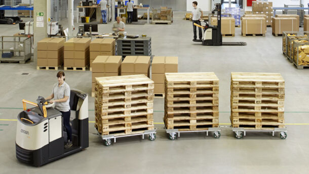 Elektryczne zestawy transportowe w magazynie