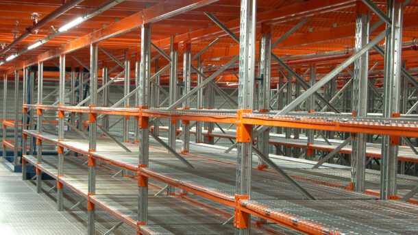 Półki magazynowe, czyli jak składować materiały drobne