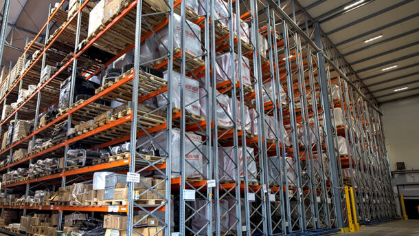 Jak zwiększyć wydajność magazynu dzięki mobilnym regałom?