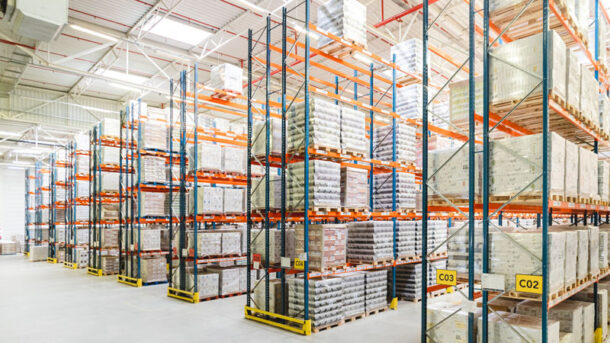 Składowanie palet w regałach