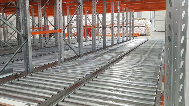 Zalety stosowania regałów przepływowych w magazynie