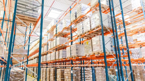 Jak ustawić regały magazynowe w hali?