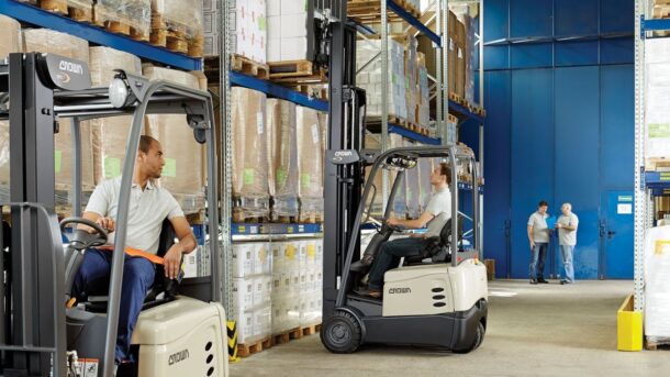 Używane wózki widłowe elektryczne – poradnik kupującego