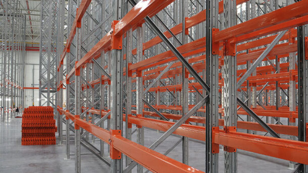 Bezpieczny montaż regałów magazynowych – na co zwrócić uwagę?
