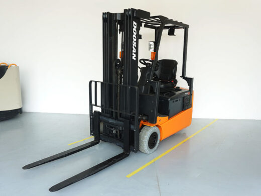 Elektryczny wozek widlowy Doosan B15T-5