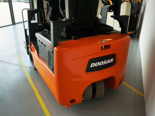 Elektryczny wozek widlowy Doosan B15T-5