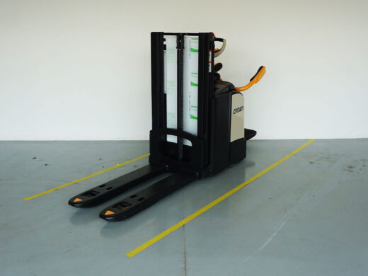 Wozek paletowy z masztem Crown DT3040