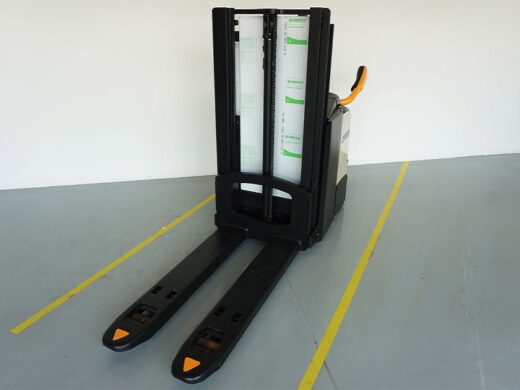 Wozek paletowy z masztem Crown DT3040