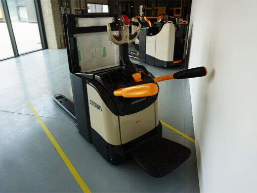Wozek paletowy z masztem Crown DT3040