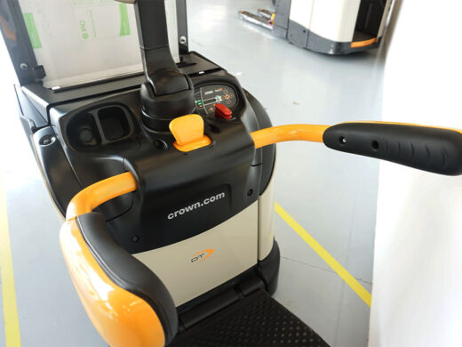 Wozek paletowy z masztem Crown DT3040