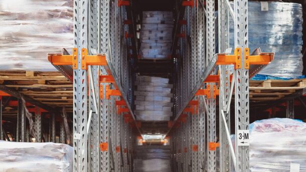 Regały przejezdne – jedna nazwa, dwa systemy