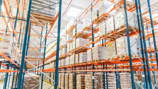 Zasady prawidłowego składowania towaru na paletach