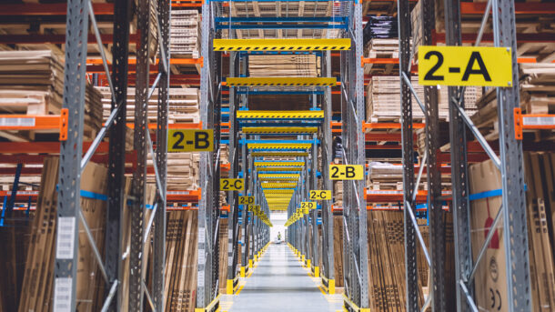 Regał metalowy – konstrukcja do przechowywania