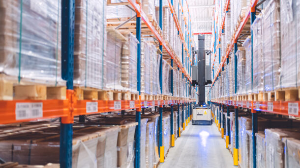 15 zasad BHP w magazynie – prawidłowa praca z wózkami
