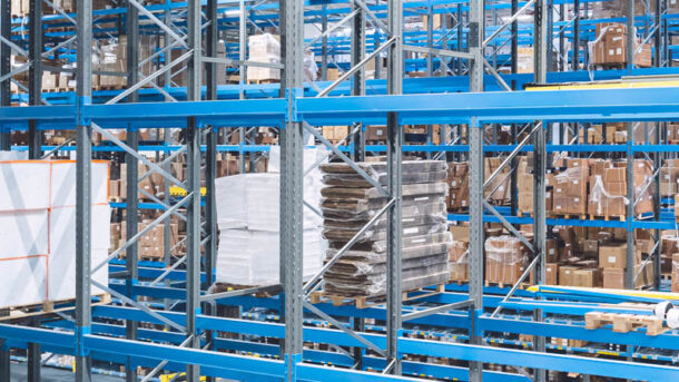 Trawersy regałowe w procesie przechowywania ładunków