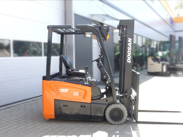 Używany wózek Doosan B18T-7 - prawy bok