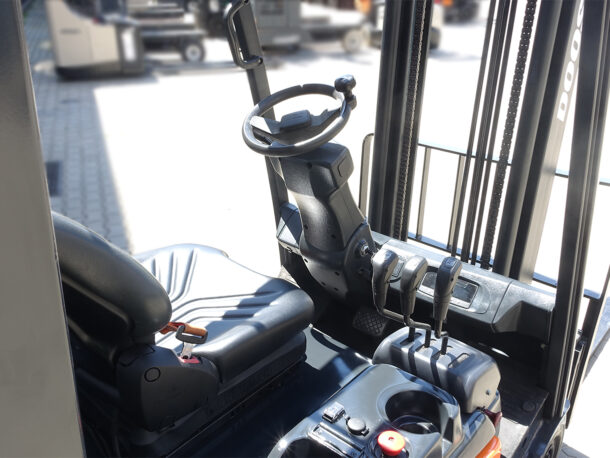 Używany wózek Doosan B18T-7 - kokpit