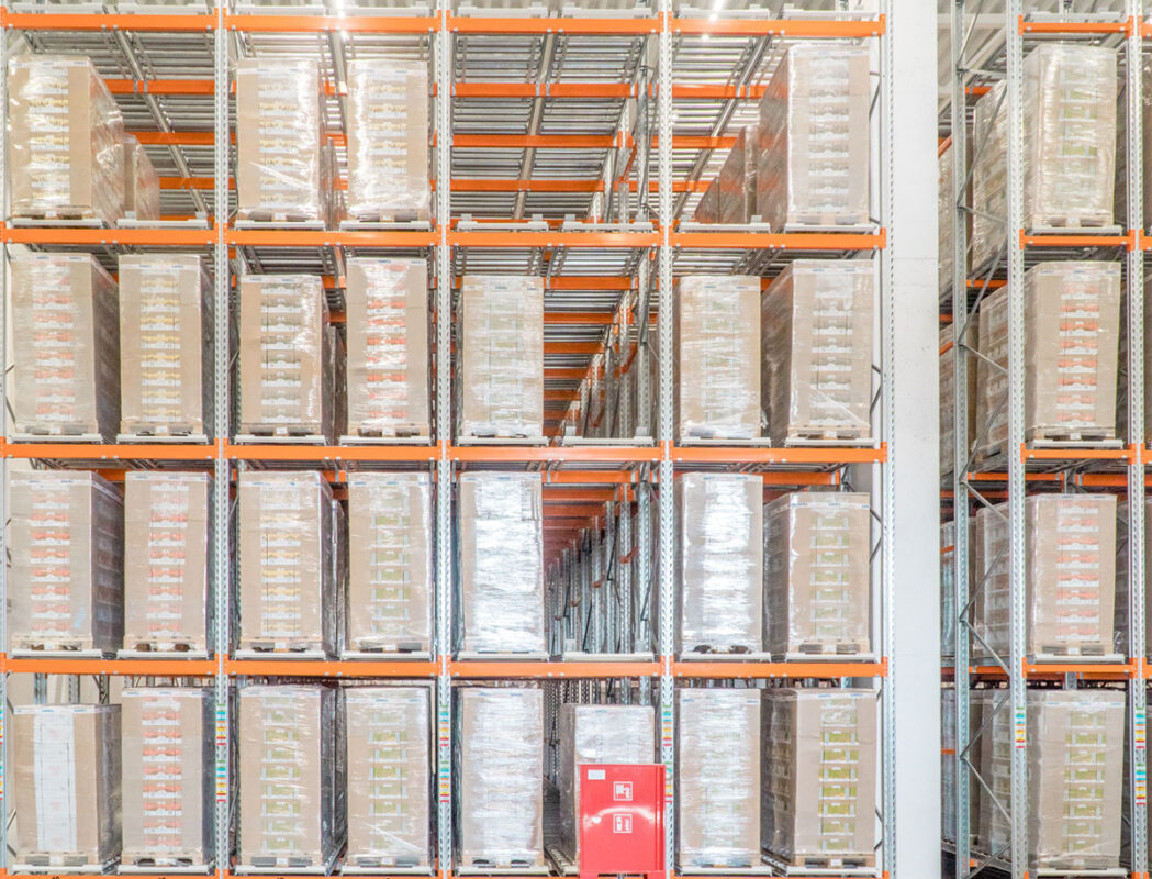 Układ regałów przepływowych w magazynie