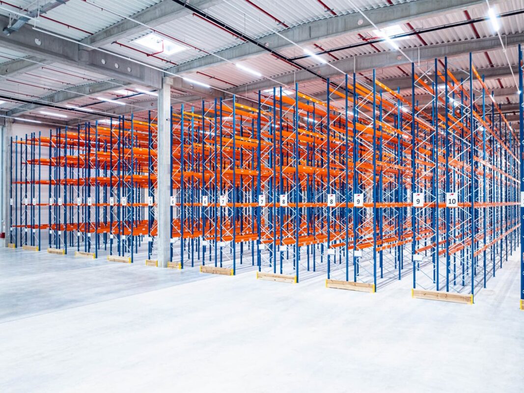 Zdjęcie prezentujące układ regałów w magazynie