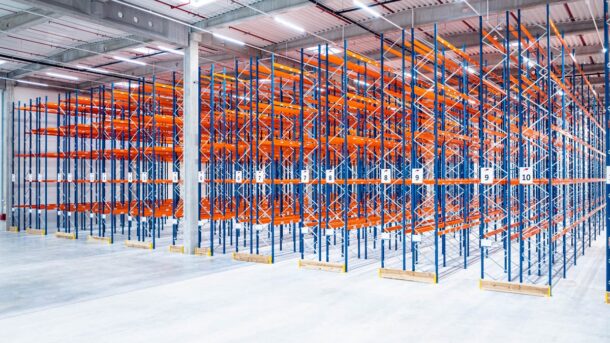 Na co należy zwrócić uwagę planując układ regałów w magazynie?