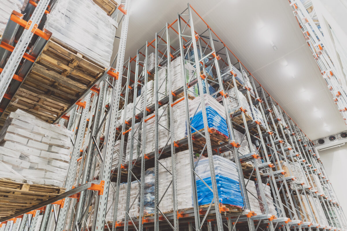 Wnętrze mroźni magazynowej