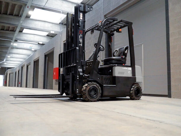 Elektryczny wózek widłowy Q-LIFT by WDX serii CPD w środowisku pracy