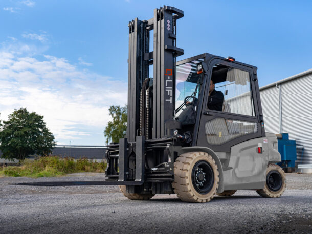 Duży, elektryczny wózek widłowy Q-LIFT by WDX serii CPD na zewnątrz