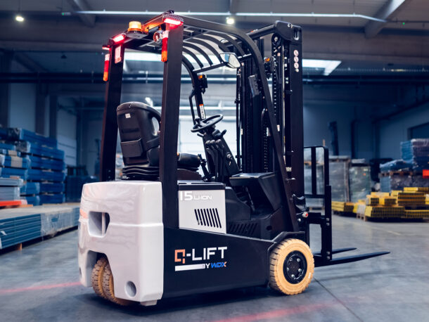 Elektryczny wózek trójkołowy Q-LIFT by WDX CPD TVL w hali