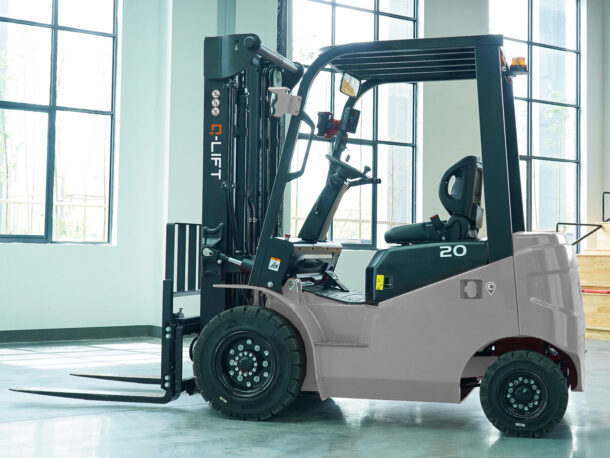 Elektryczny wózek widłowy Q-LIFT EFL by WDX - widok z boku