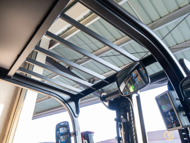 Klatka ochronna i lusterka w elektrycznym wózku widłowym Q-LIFT EFL by WDX