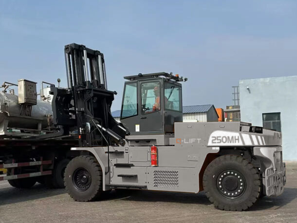 Ciężki, elektryczny wózek widłowy Q-LIFT by WDX podczas pracy