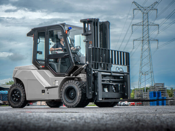 Ciężki, elektryczny wózek widłowy Q-LIFT by WDX na zewnątrz