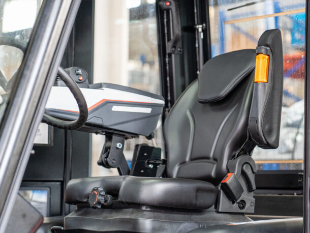 Stanowisko operatora w ciężkim, elektrycznym wózku widłowym Q-LIFT by WDX