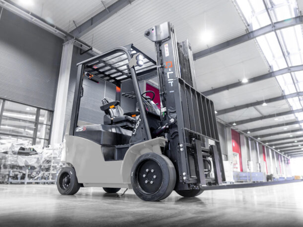 Elektryczny wózek widłowy Q-LIFT by WDX w hali