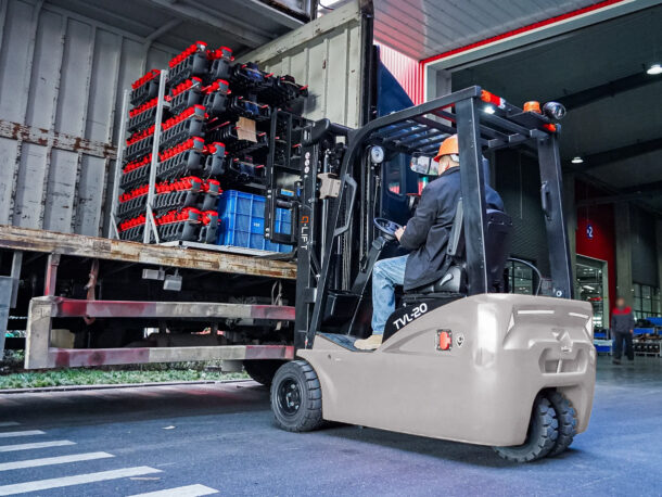 Elektryczny wózek widłowy trójkołowy Q-LIFT TVL by WDX podczas pracy