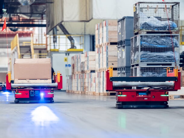 Dwa roboty AMR w korytarzu roboczym