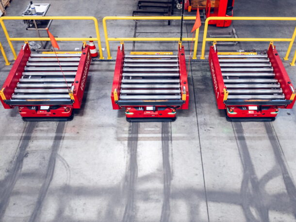 Trzy roboty AMR podczas ładowania