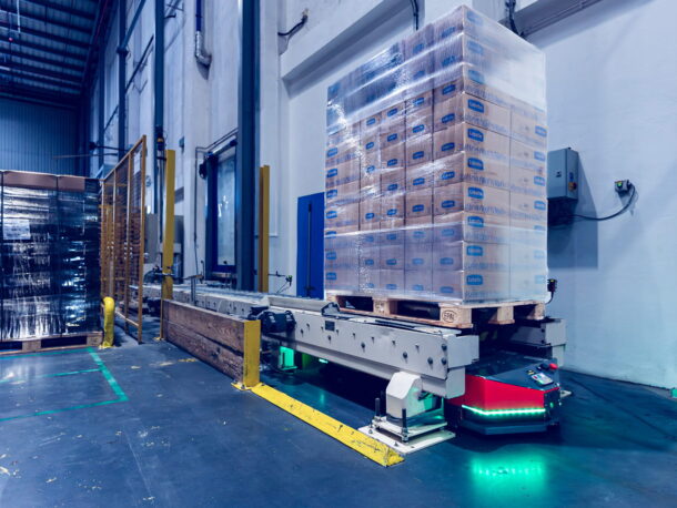 Robot AMR pobiera paletę