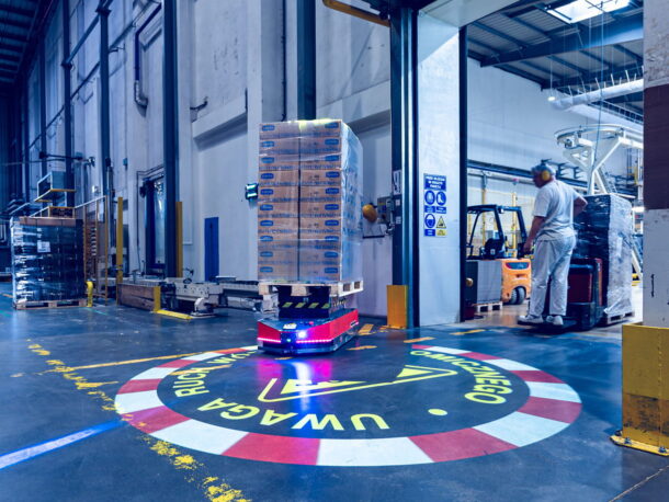 Robot AMR rozpoczyna transport palety