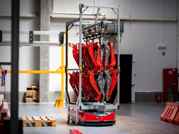 Moduł pozwalający transportować części samochodowe robotem AMR