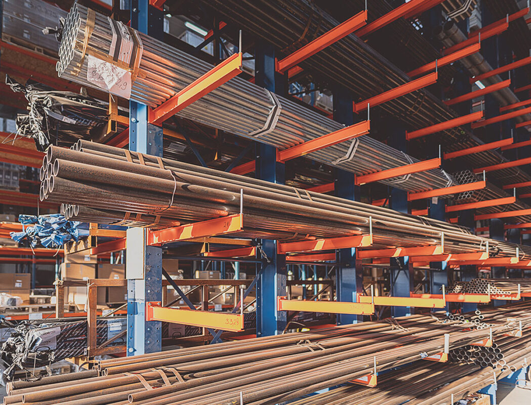 Regały na profile stalowe ustawione w&nbsp;magazynie